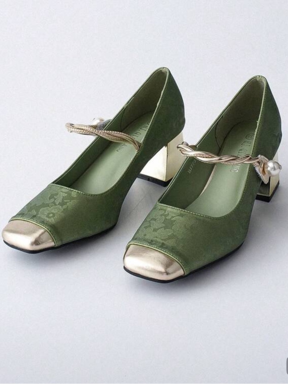 Elegant Green Gold Metallic-Trim Women's Pumps.